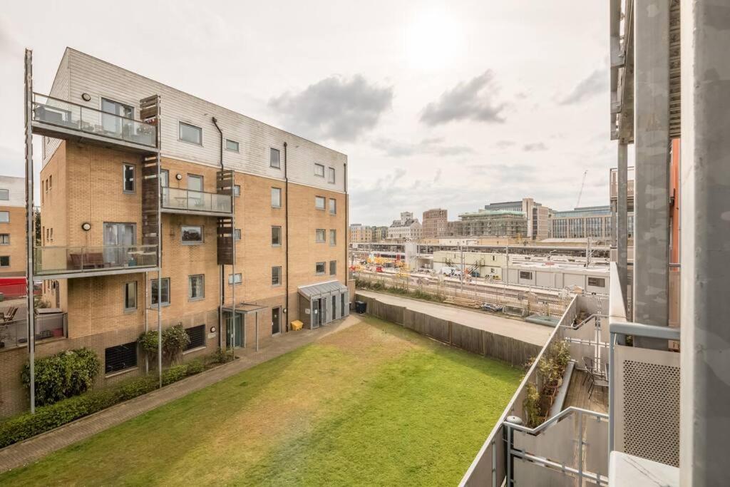 Executive 2Br Apartment Next To Station + Parking CBG Buitenkant foto