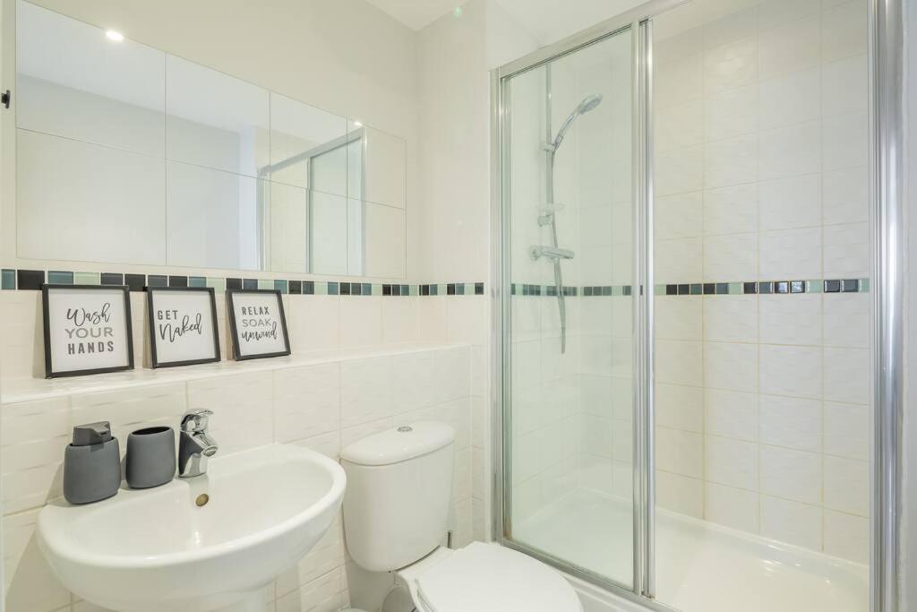 Executive 2Br Apartment Next To Station + Parking CBG Buitenkant foto