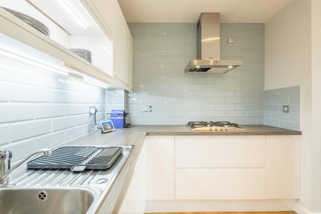 Executive 2Br Apartment Next To Station + Parking CBG Buitenkant foto