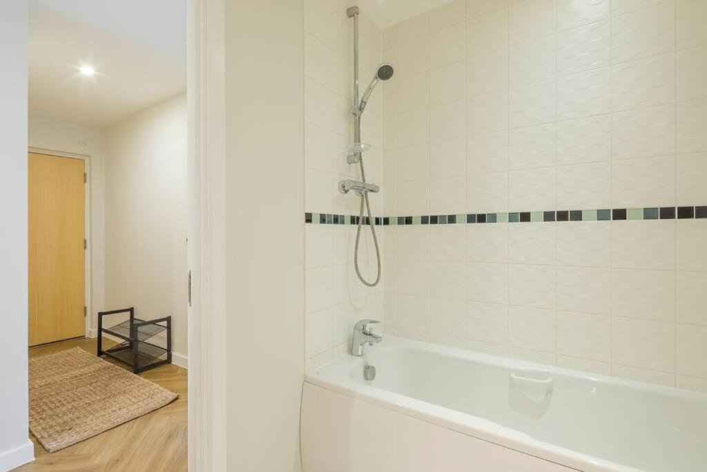 Executive 2Br Apartment Next To Station + Parking CBG Buitenkant foto