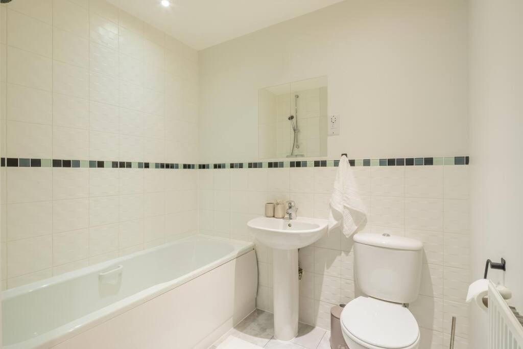 Executive 2Br Apartment Next To Station + Parking CBG Buitenkant foto